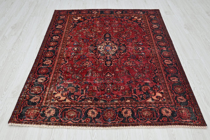 red Accent rug 4' 0" x 6' 0"