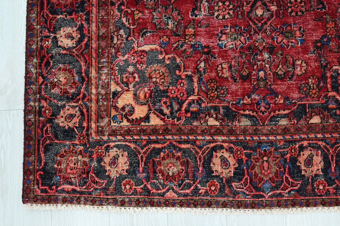 red Accent rug 4' 0" x 6' 0"