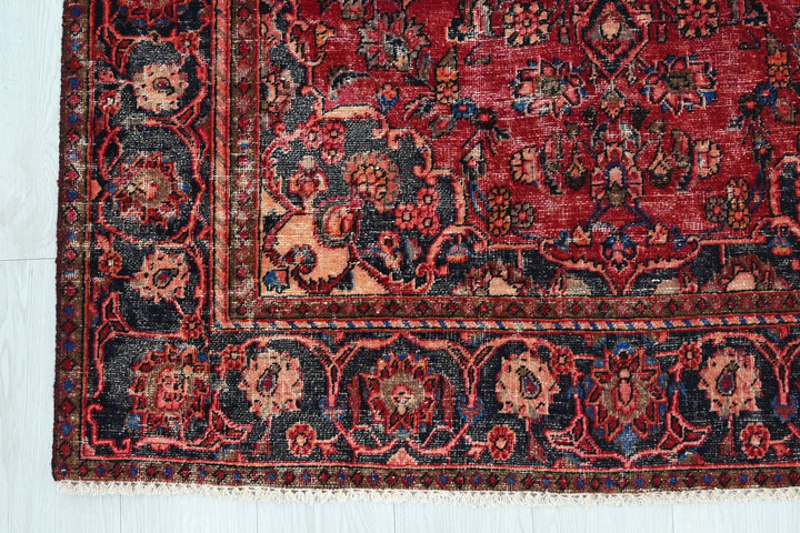 red Accent rug 4' 0" x 6' 0"