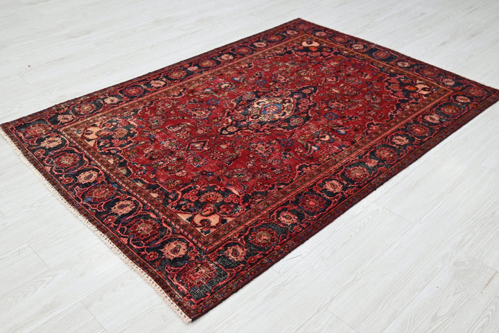 red Accent rug 4' 0" x 6' 0"