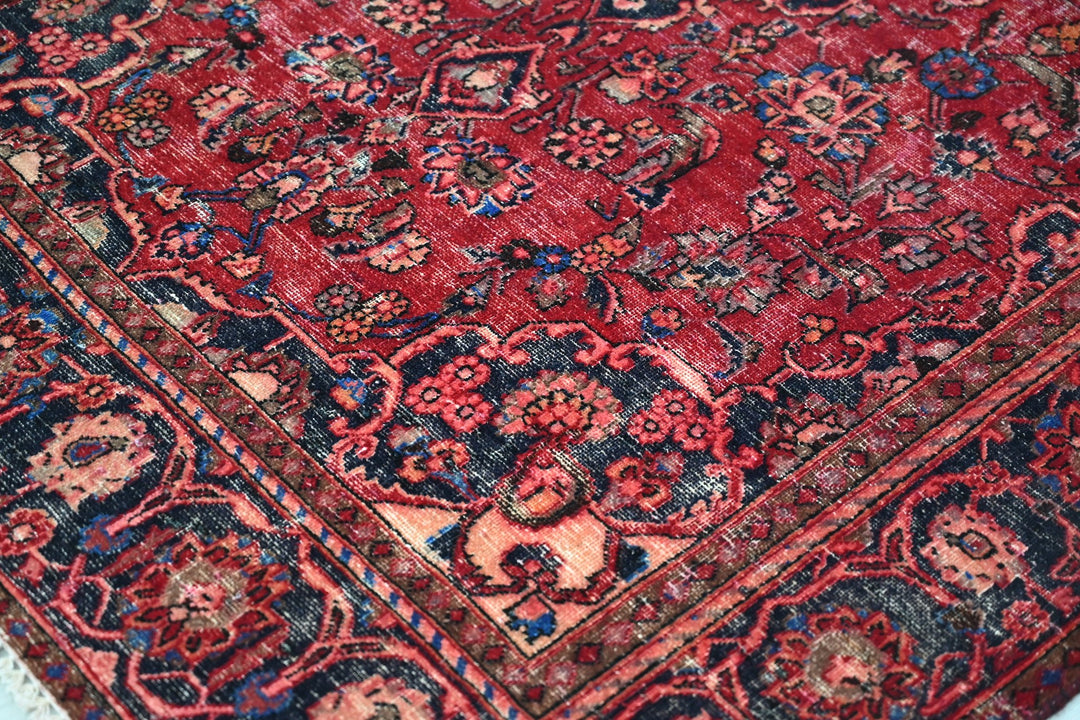 red Accent rug 4' 0" x 6' 0"