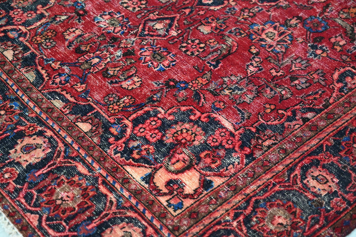 red Accent rug 4' 0" x 6' 0"
