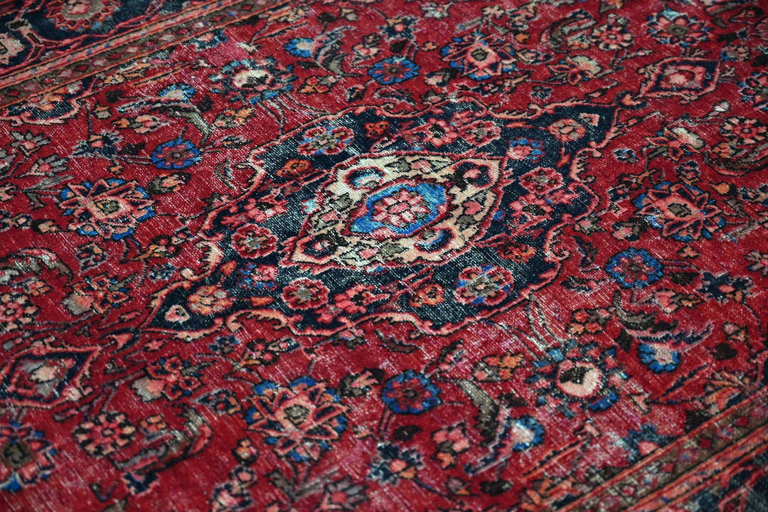 red Accent rug 4' 0" x 6' 0"
