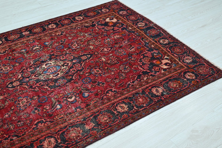red Accent rug 4' 0" x 6' 0"
