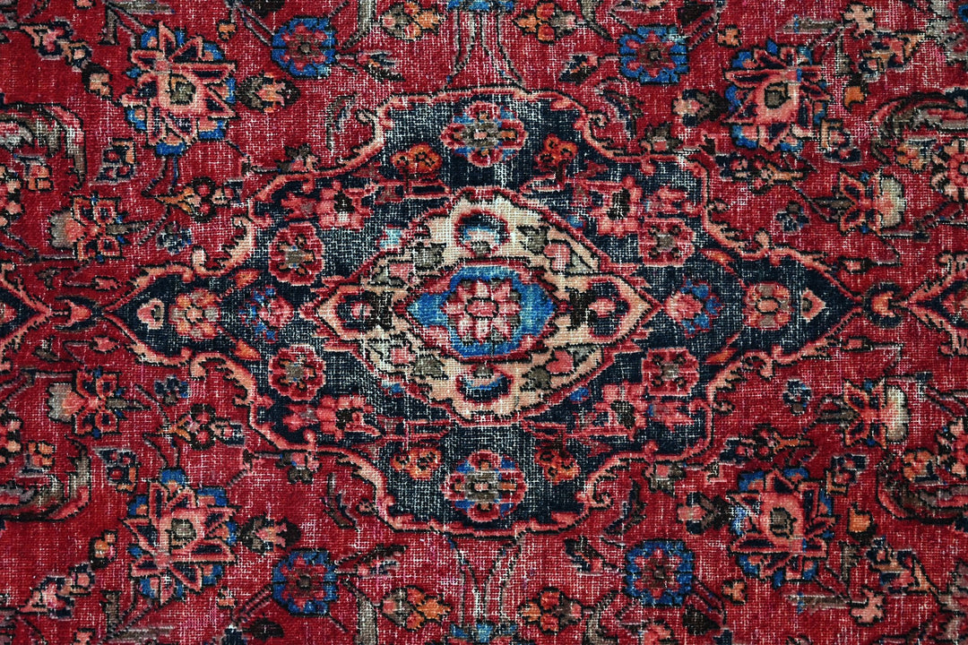 red Accent rug 4' 0" x 6' 0"