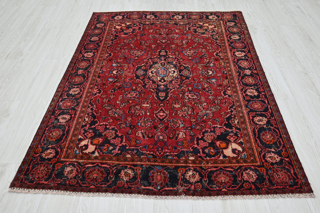 red Accent rug 4' 0" x 6' 0"