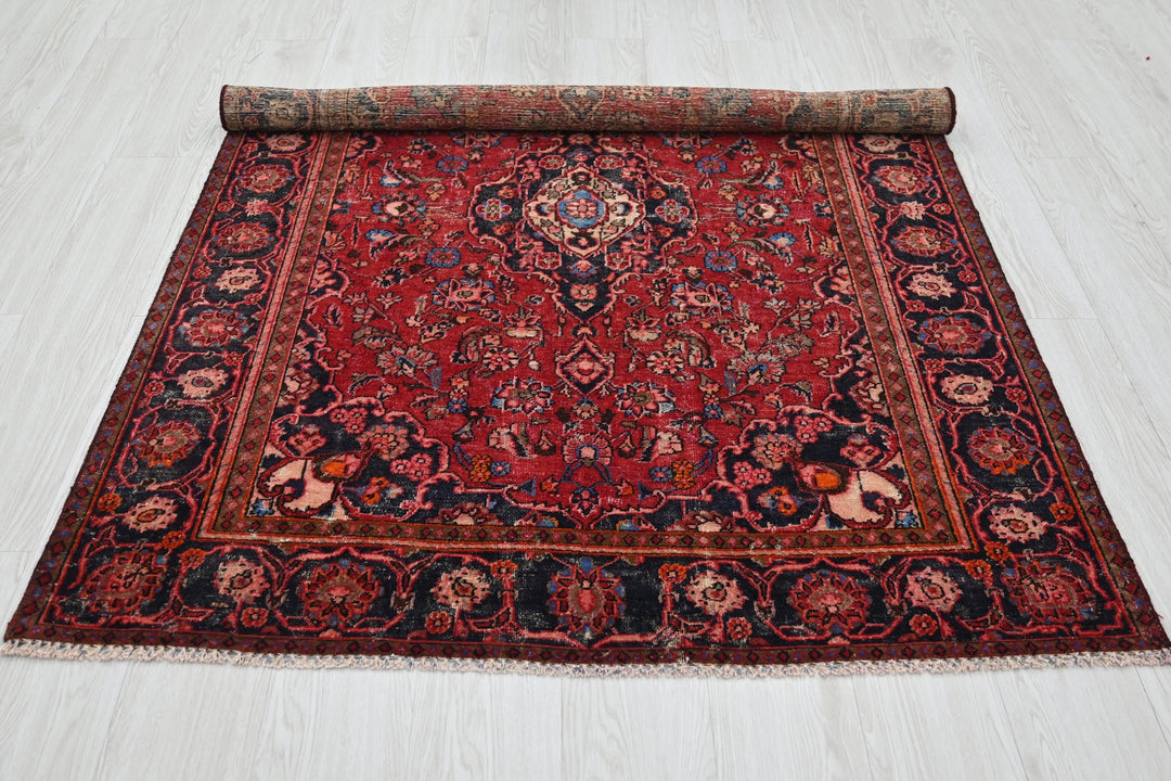 red Accent rug 4' 0" x 6' 0"