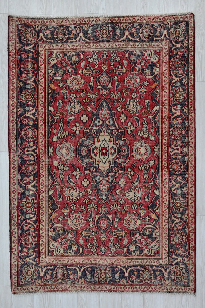 red Accent rug 4' 2" x 6' 0"