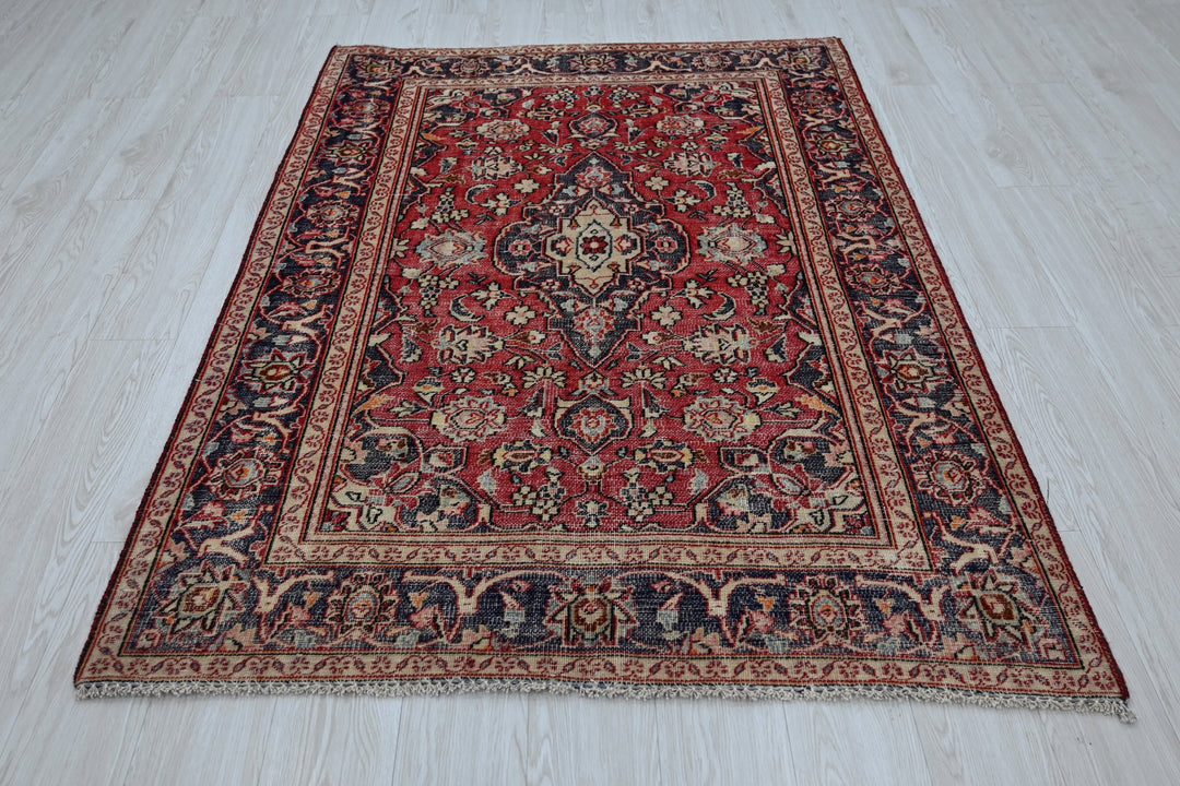 red Accent rug 4' 2" x 6' 0"