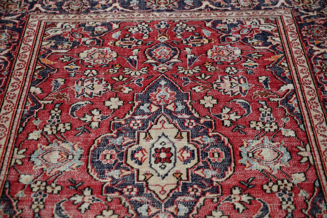 red Accent rug 4' 2" x 6' 0"