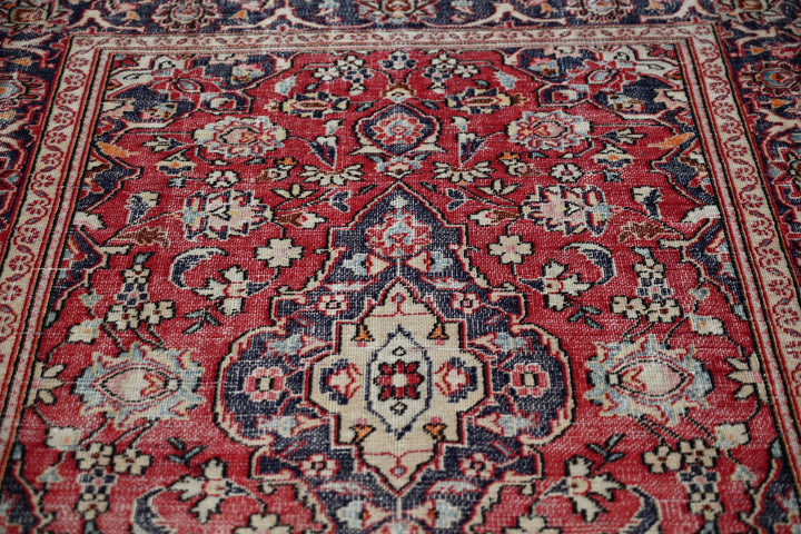 red Accent rug 4' 2" x 6' 0"