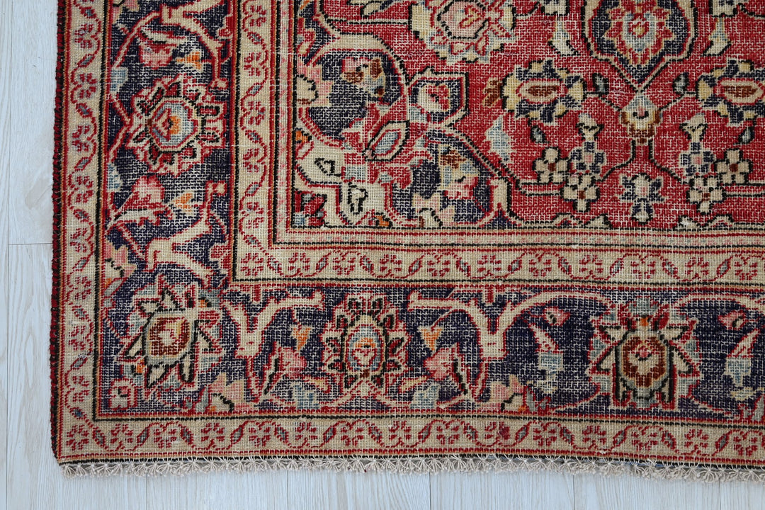 red Accent rug 4' 2" x 6' 0"
