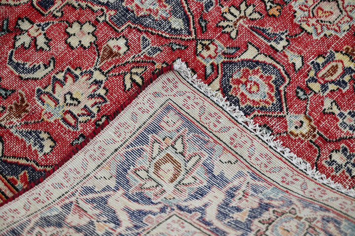 red Accent rug 4' 2" x 6' 0"