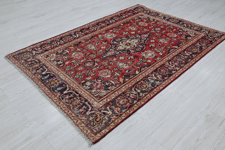red Accent rug 4' 2" x 6' 0"