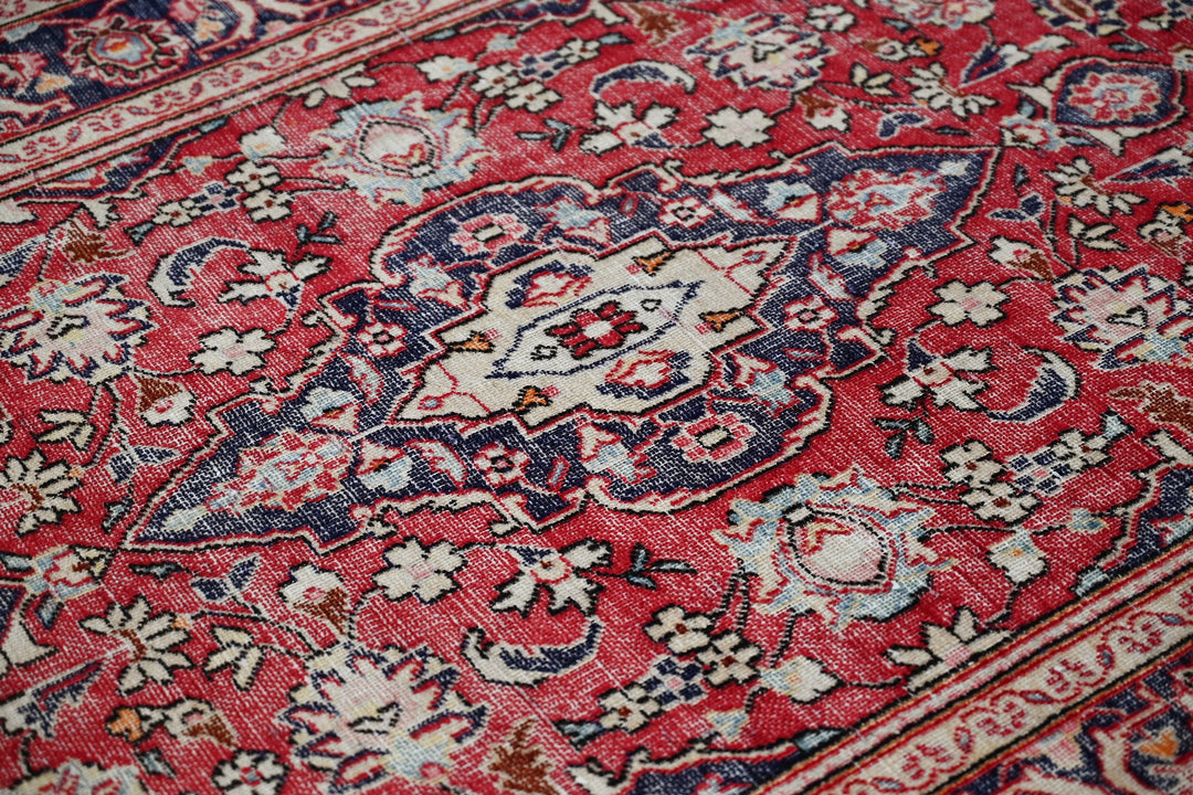 red Accent rug 4' 2" x 6' 0"