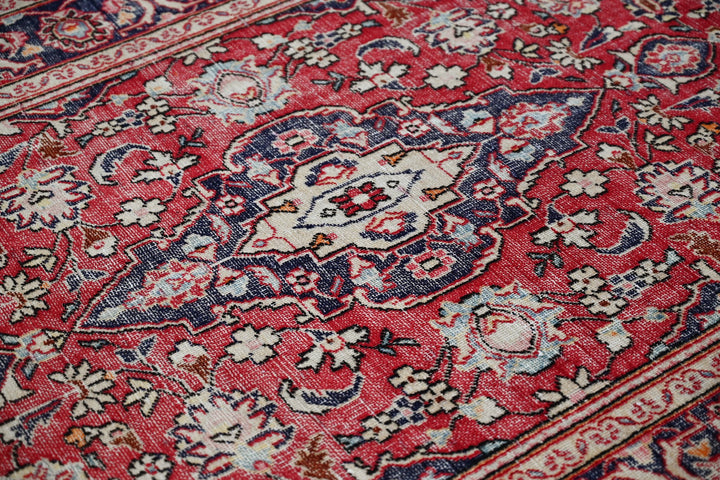 red Accent rug 4' 2" x 6' 0"