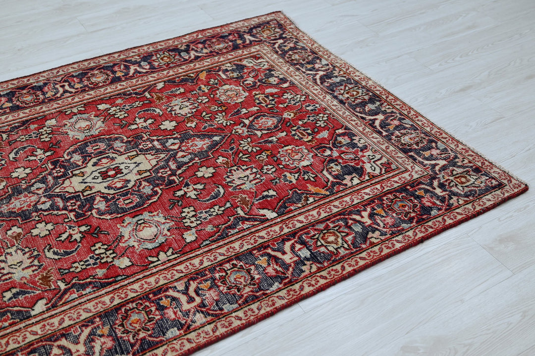 red Accent rug 4' 2" x 6' 0"