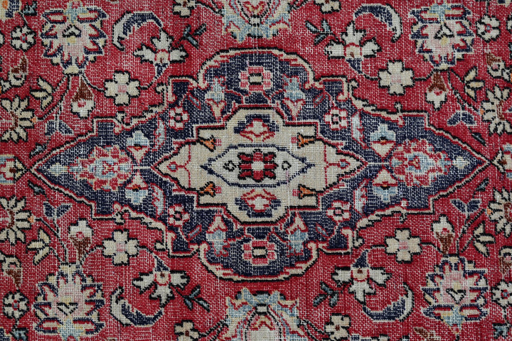 red Accent rug 4' 2" x 6' 0"