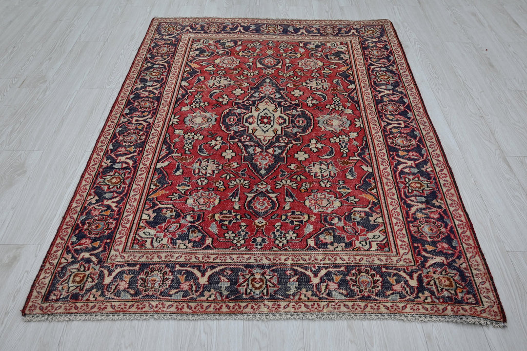 red Accent rug 4' 2" x 6' 0"