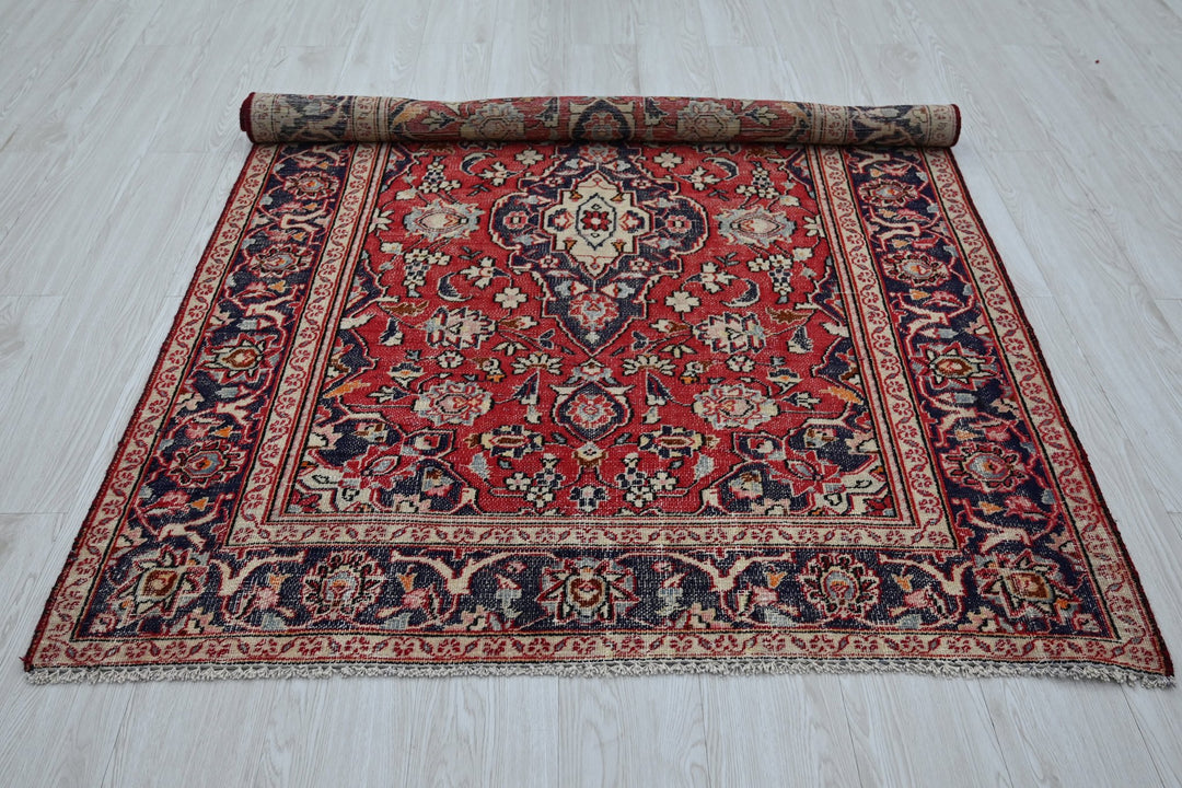 red Accent rug 4' 2" x 6' 0"