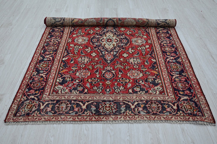 red Accent rug 4' 2" x 6' 0"
