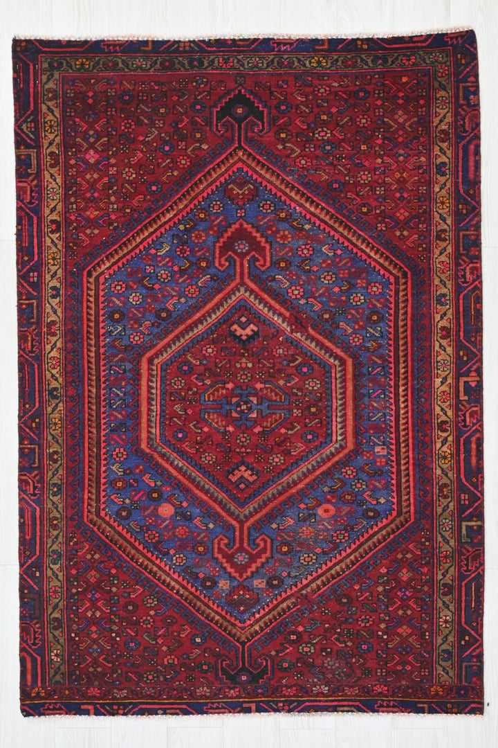 red Accent rug 4' 1" x 6' 4"