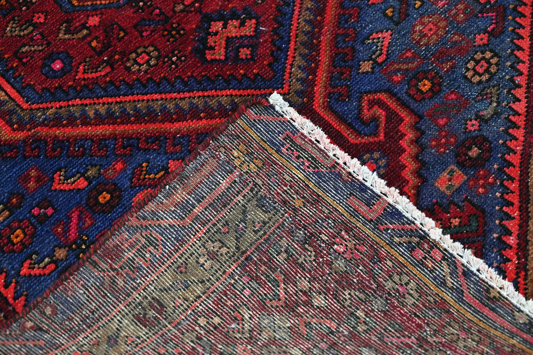 red Accent rug 4' 1" x 6' 4"