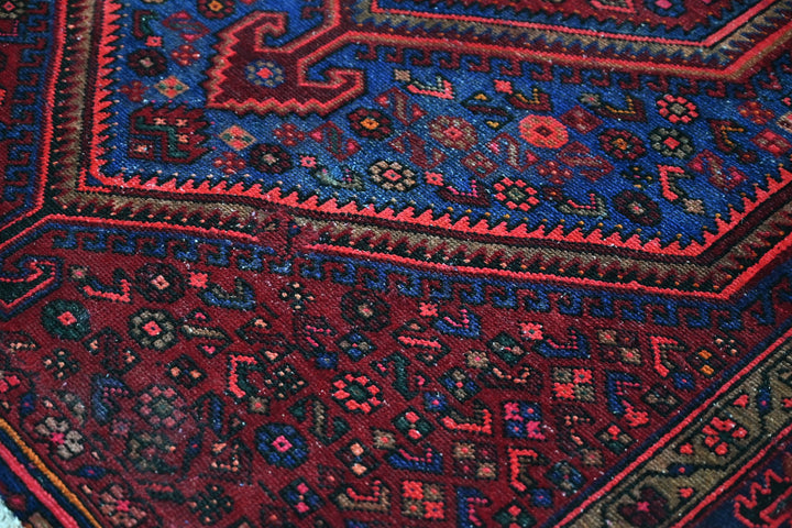 red Accent rug 4' 1" x 6' 4"