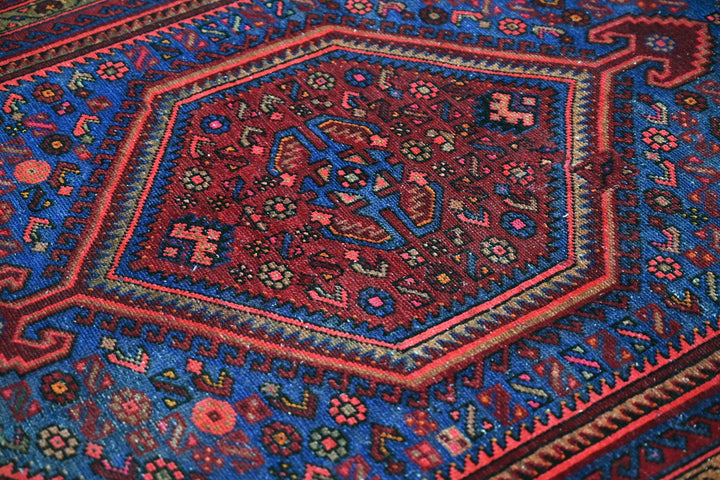 red Accent rug 4' 1" x 6' 4"