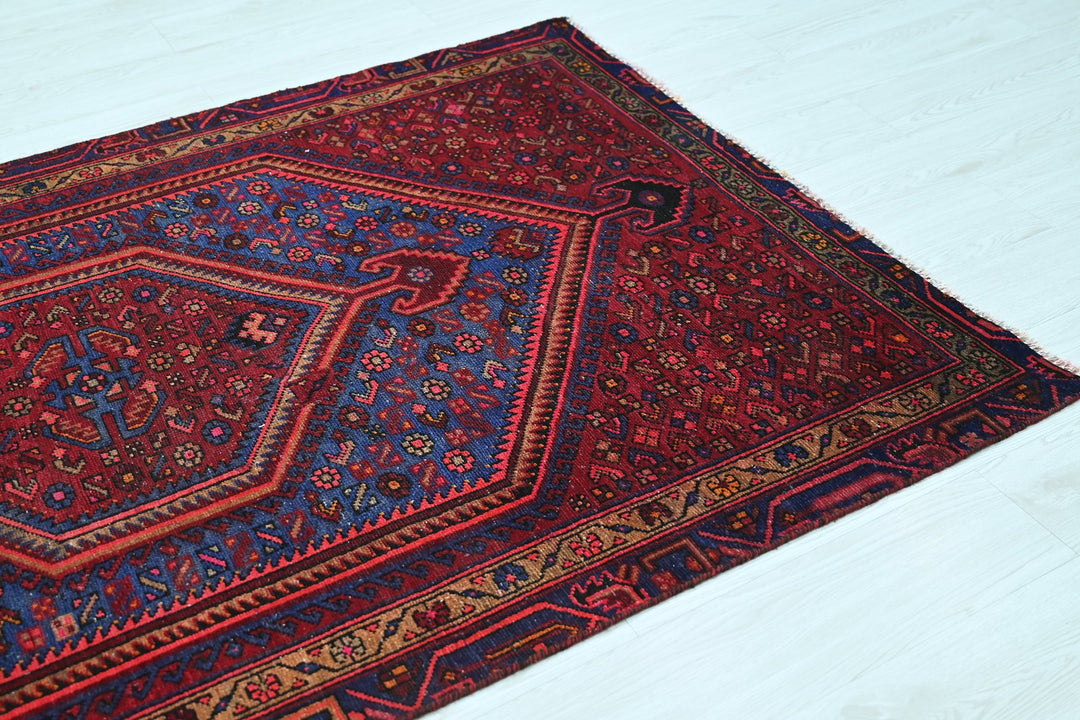 red Accent rug 4' 1" x 6' 4"