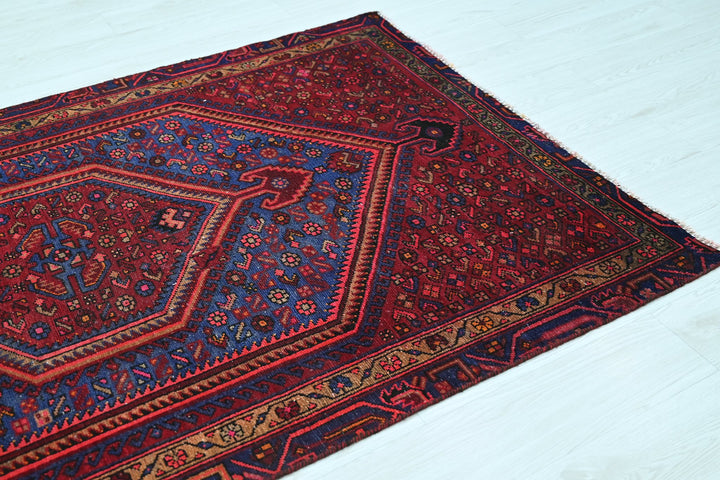 red Accent rug 4' 1" x 6' 4"