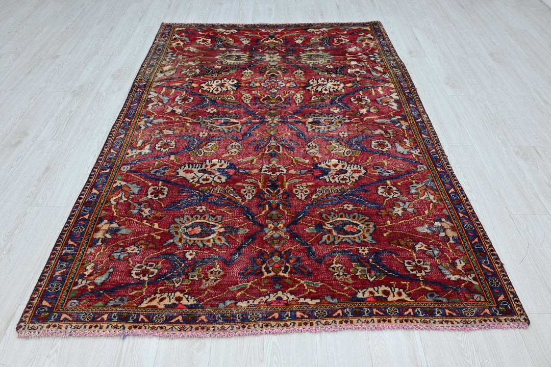 red Medium rug 4' 11" x 7' 10"