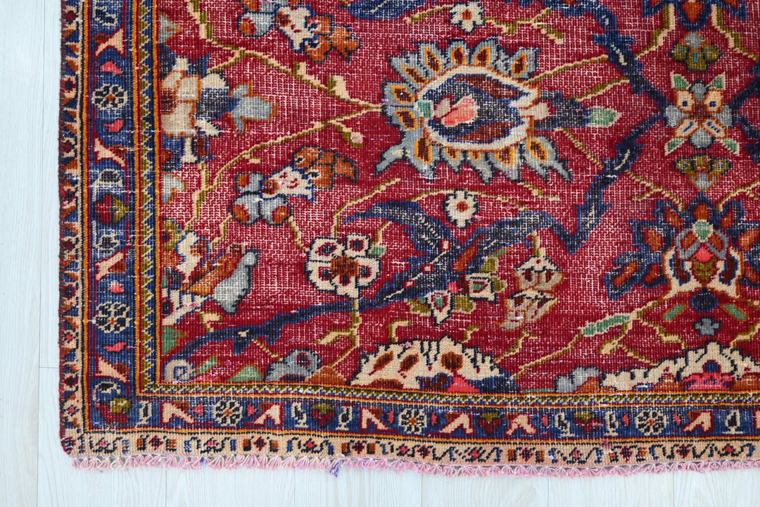 red Medium rug 4' 11" x 7' 10"