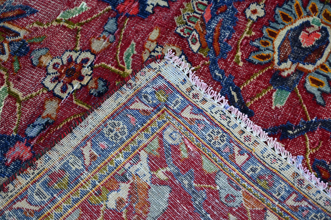 red Medium rug 4' 11" x 7' 10"