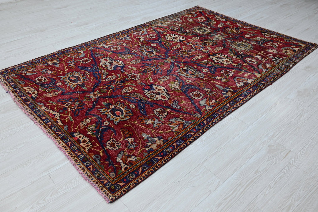 red Medium rug 4' 11" x 7' 10"