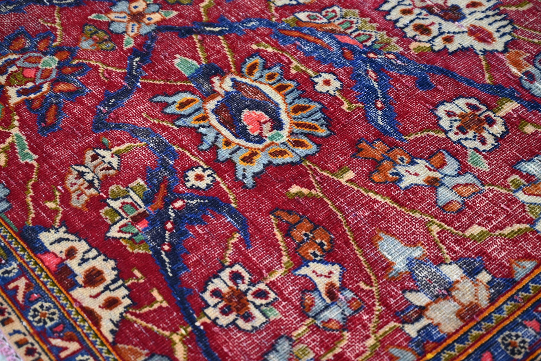 red Medium rug 4' 11" x 7' 10"