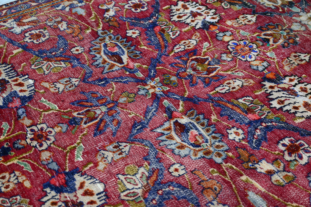 red Medium rug 4' 11" x 7' 10"