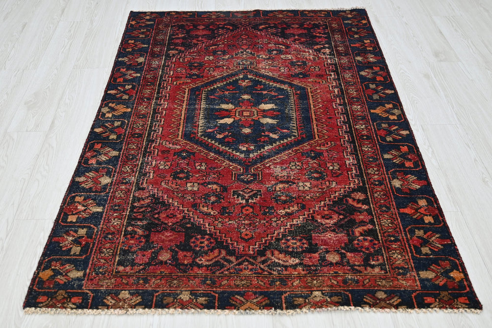 red Accent rug 3' 10" x 5' 11"