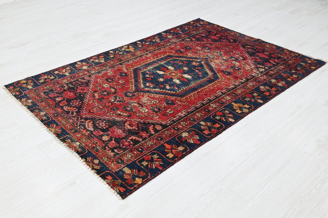 red Accent rug 3' 10" x 5' 11"