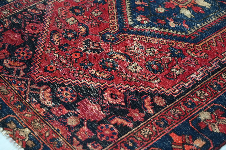 red Accent rug 3' 10" x 5' 11"