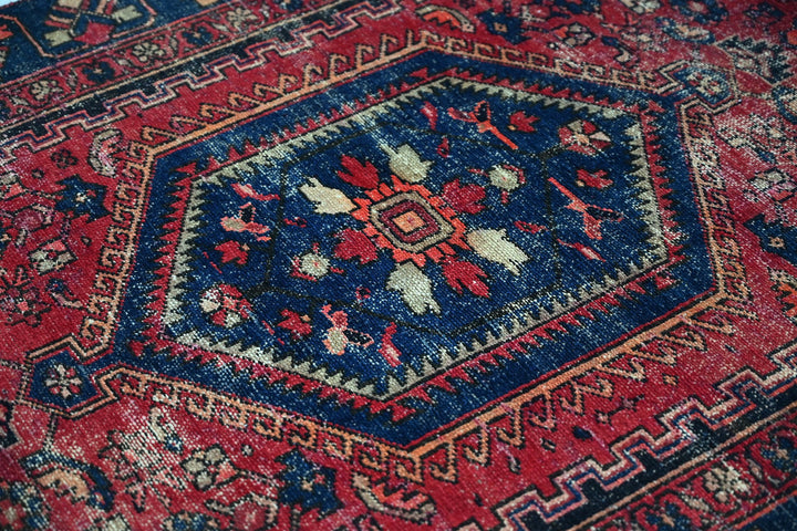red Accent rug 3' 10" x 5' 11"
