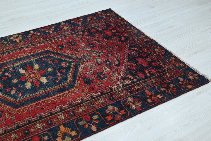 red Accent rug 3' 10" x 5' 11"