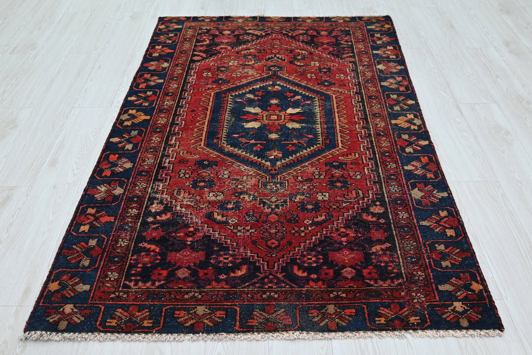 red Accent rug 3' 10" x 5' 11"