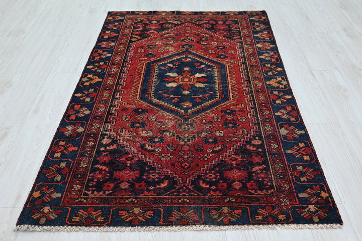 red Accent rug 3' 10" x 5' 11"