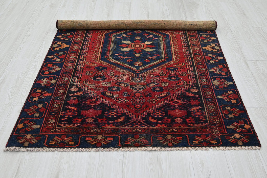 red Accent rug 3' 10" x 5' 11"