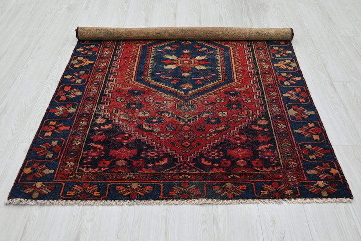 red Accent rug 3' 10" x 5' 11"