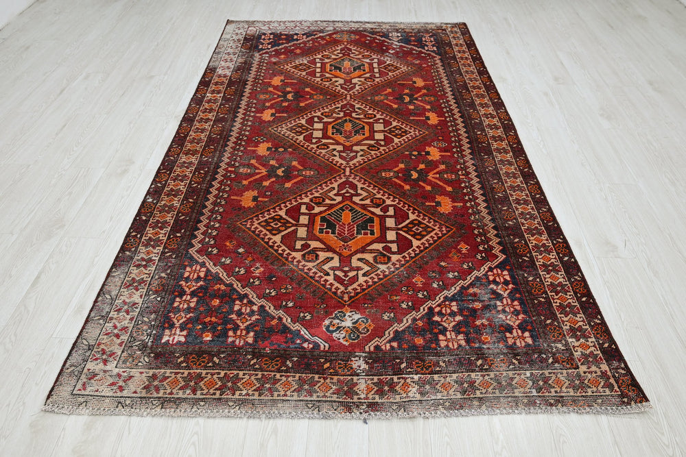 red Large rug 5' 0" x 9' 7"