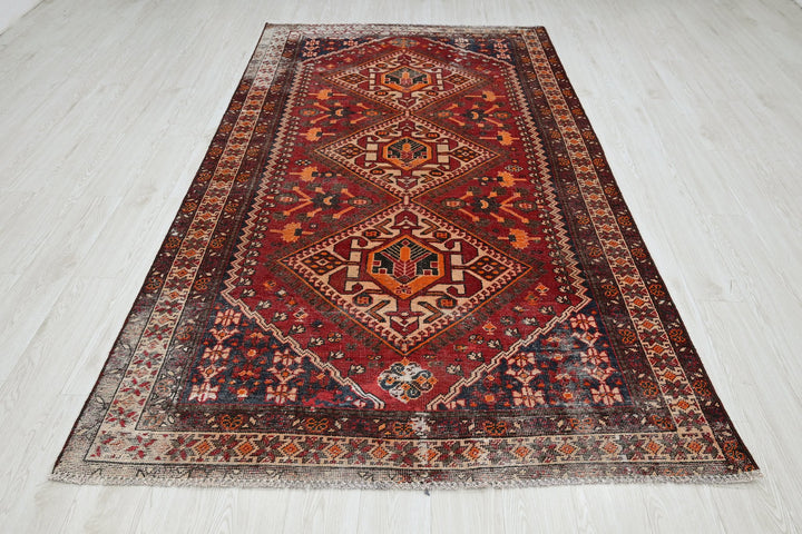 red Large rug 5' 0" x 9' 7"