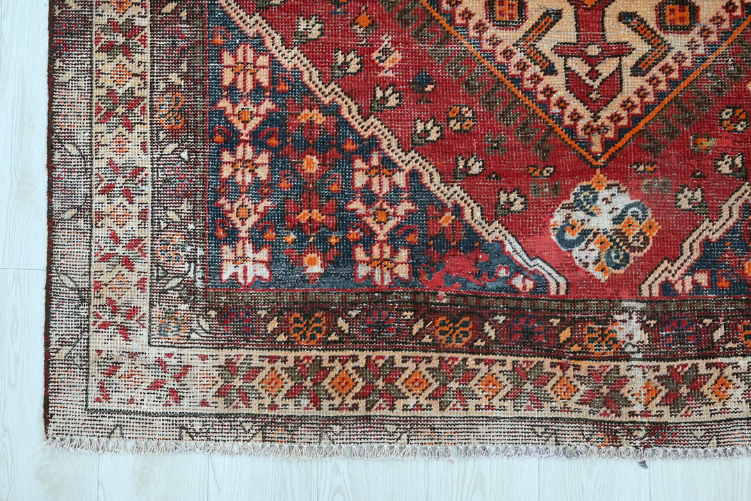 red Large rug 5' 0" x 9' 7"