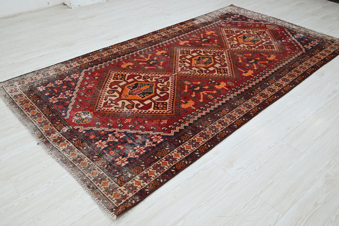 red Large rug 5' 0" x 9' 7"